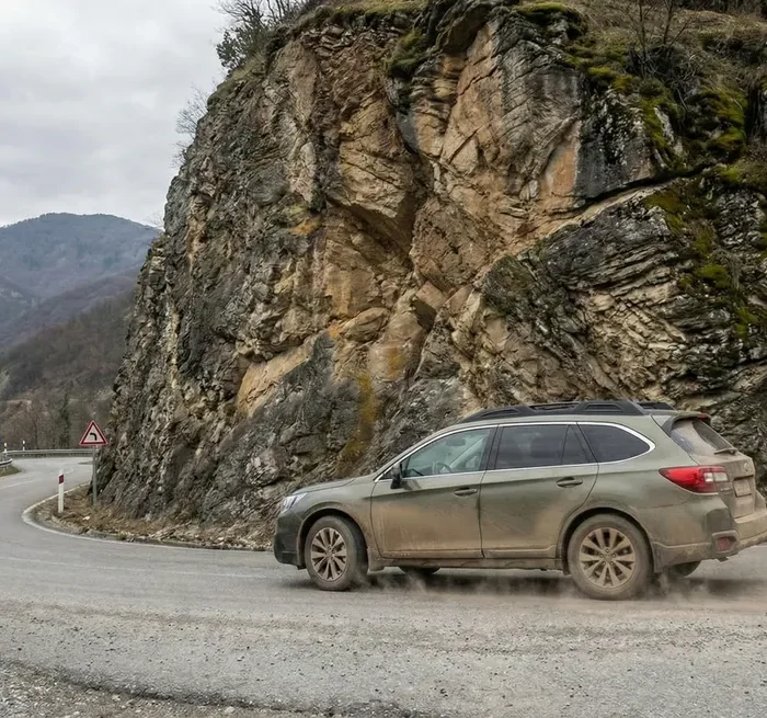 Auto en una curva de ruta de montaña en Mendoza
