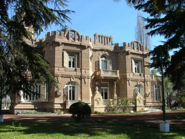 Palacio Giol, sede del Museo del Vino en Maipú, Mendoza