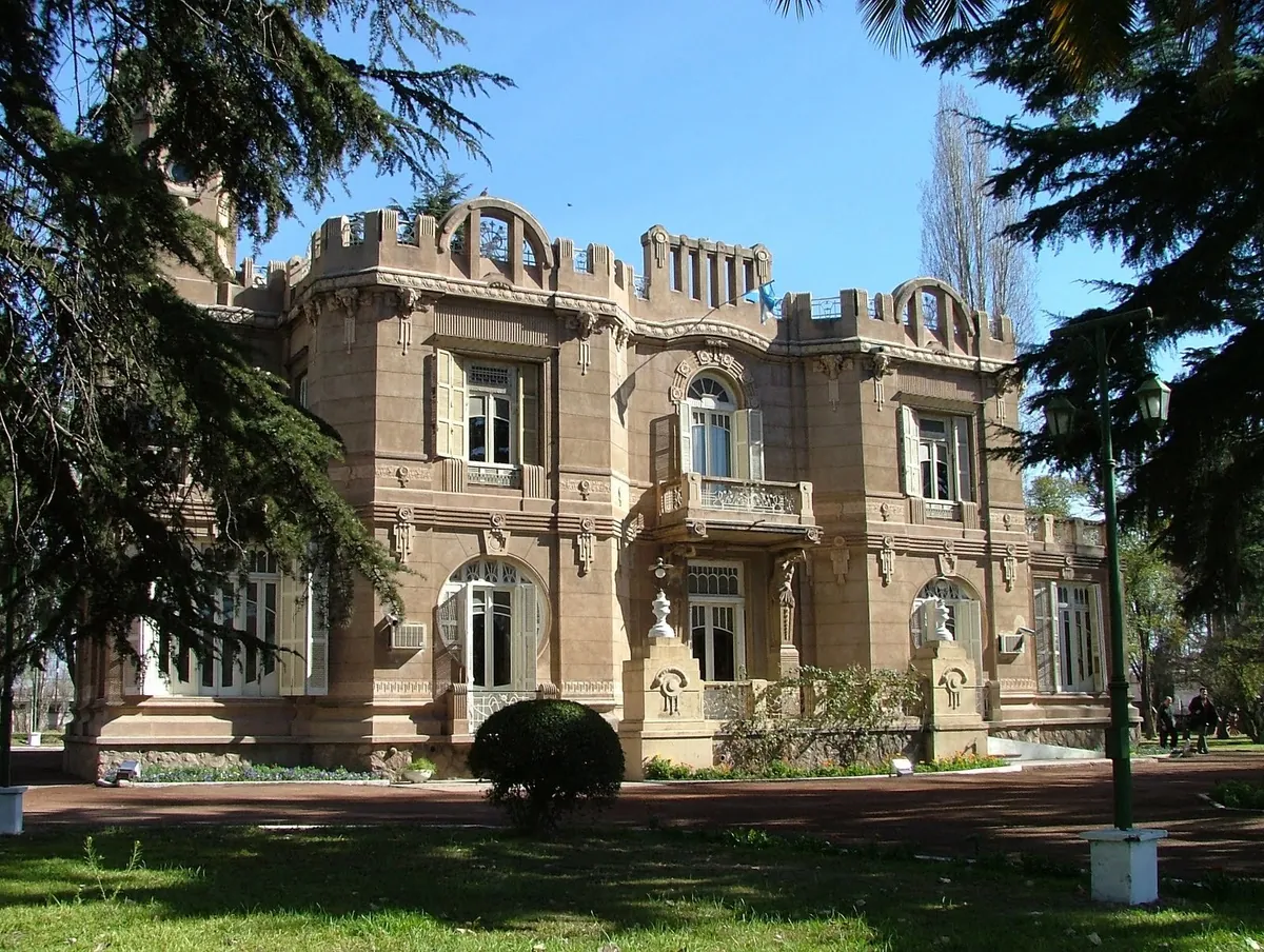 Palacio Giol, sede del Museo del Vino en Maipú, Mendoza
