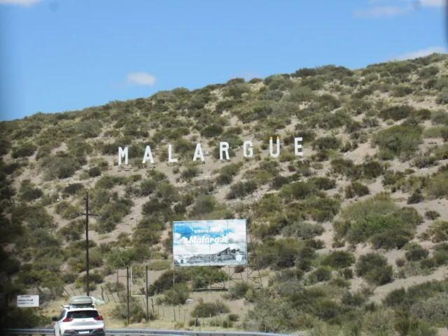 Cartel de bienvenida y letras de Malargüe en la entrada a la ciudad