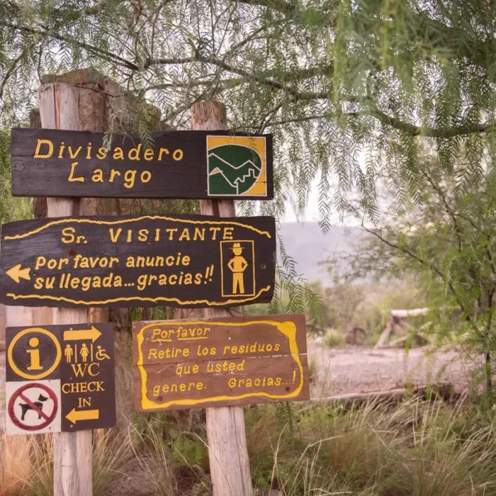 Cartel de bienvenida a la Reserva Natural Divisadero Largo