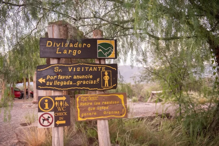 Cartel de bienvenida a la Reserva Natural Divisadero Largo