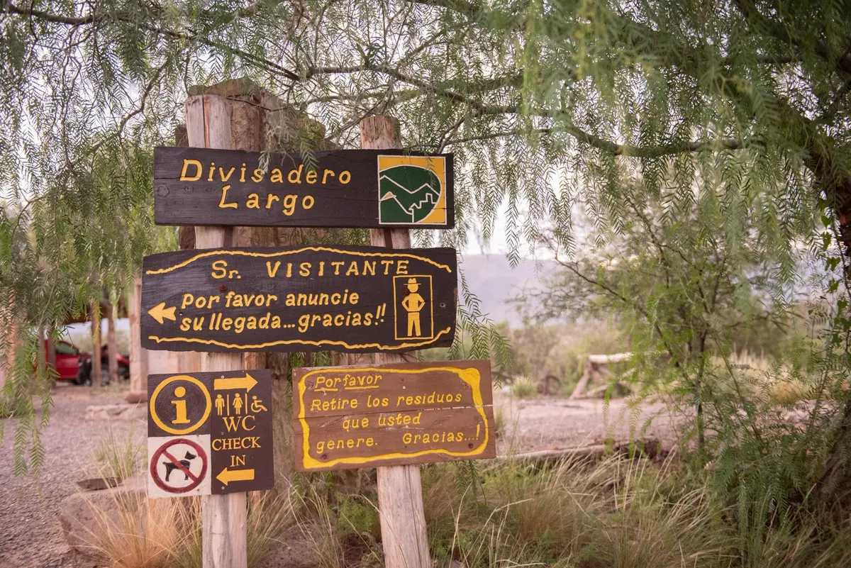 Cartel de bienvenida a la Reserva Natural Divisadero Largo