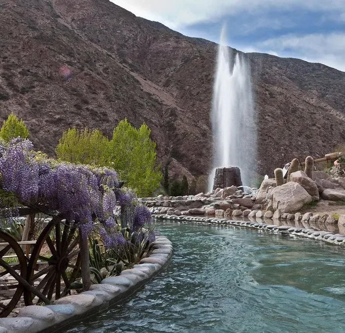 Fuente y piletas del parque termal de Cacheuta