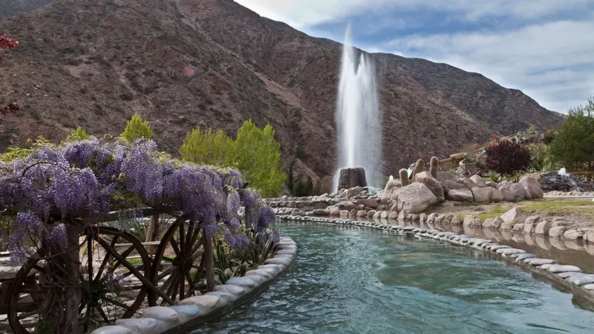 Fuente y piletas del parque termal de Cacheuta